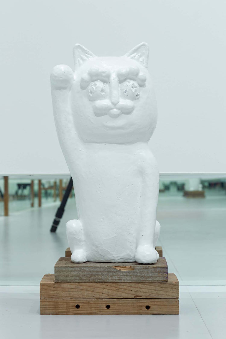 幸運を祈り続ける招き猫様