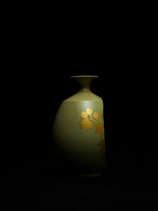 Flower vase with gold glaze and hibiscus motif