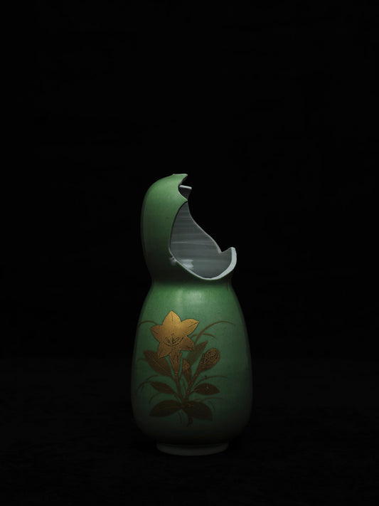 Gold glaze on the glaze, Kikue pattern, Sake bottle