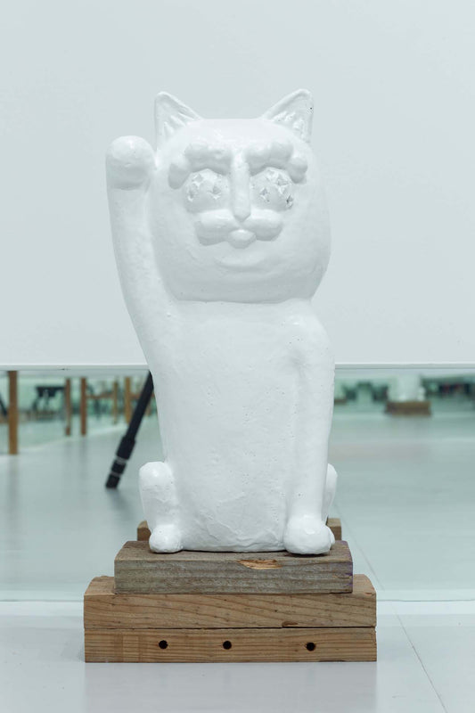 The beckoning cat that continues to pray for good fortune