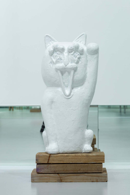 The beckoning cat that keeps shouting good fortune