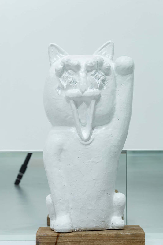 The beckoning cat that keeps shouting good fortune